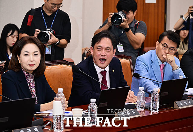 서영교 법사위원장에게 항의하는 김태규 국민의힘 의원(가운데).