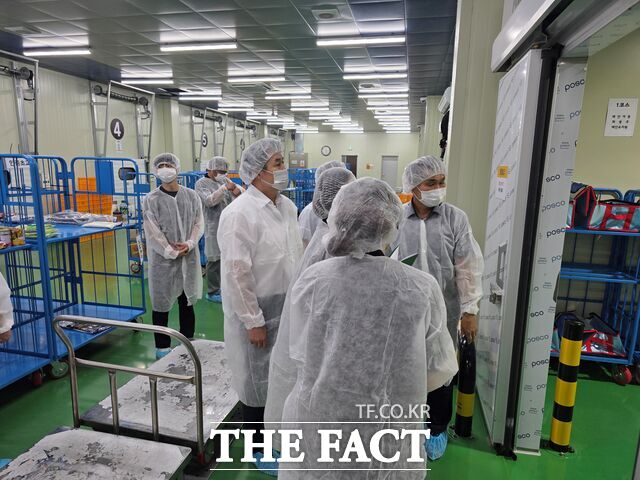 28일 충남도교육청이 충남도청과 함께 도내 학교급식지원센터의 위생관리 실태를 집중 점검하고 있다. /충남도교육청