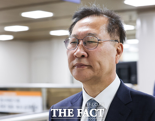 12·3 비상계엄에 가담한 혐의로 1심에서 징역 25년을 선고받은 박성재 전 법무부 장관의 항소심이 29일 마무리한다. 박 전 장관이 지난 4월 서울 서초구 서울중앙지방법원에서 열린 공판에 출석하고 있다./송호영 기자