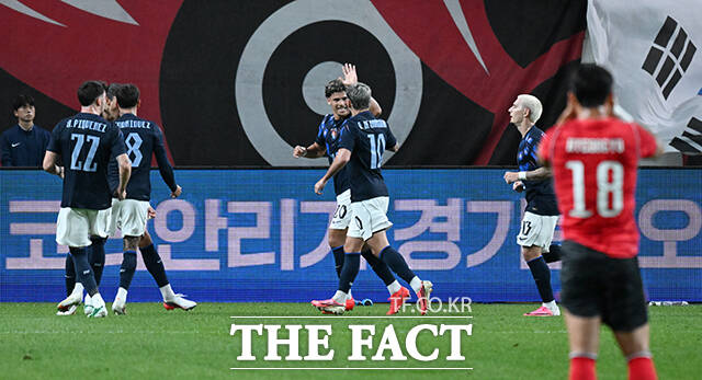 대한민국과 우루과이의 축구 국가대표팀 평가전이 28일 오후 서울 마포구 서울월드컵경기장에서 열린 가운데 선취골을 넣은 우루과이 대표팀이 기뻐하고 있다. /서울월드컵경기장=박헌우 기자