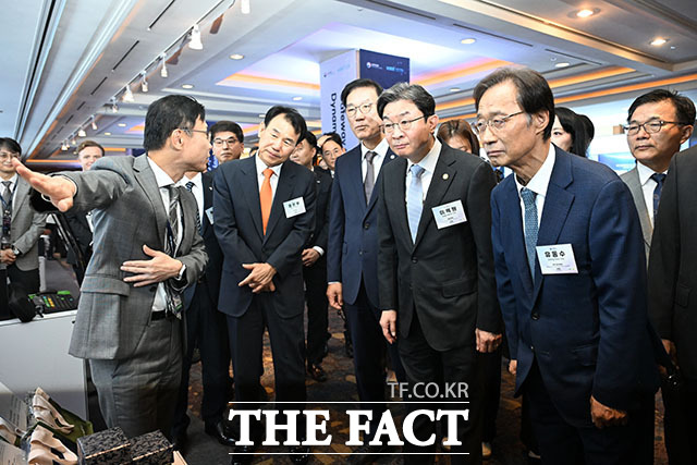 이억원 금융위원장(오른쪽 두 번째)과 정은보 한국거래소 이사장을 포함한 내빈들이 28일 오전 서울 중구 소공동 롯데호텔에서 열린 코리아 프리미엄 위크 개막식에서 홍보 부스를 둘러보고 있다. /서예원 기자