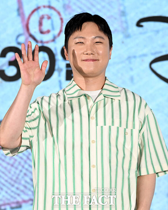 크리에이터 이준수, 그룹 레이턴시 멤버 지지원, 가수 양다일, 아나운서 박지민, 운동 크리에이터 말왕, 전 프로야구 선수 출신 방송인 황재균, 현정완 PD, 여행 크리에이터 빠니보틀, 전 레슬링 국가대표 장은실, 크리에이터 김똘똘, UDT 출신 육준서, 배우 윤상현(왼쪽부터)이 28일 오전 서울 구로구 신도림 더세인트 그랜드볼룸에서 열린 디즈니+ 오리지널 예능 '술래게임' 제작발표회에 참석해 포즈를 취하고 있다. /박상민 기자