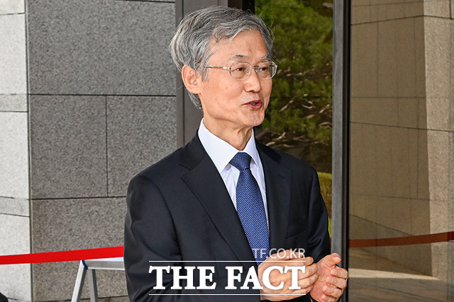 조 대법원장이 출근하고 있다.