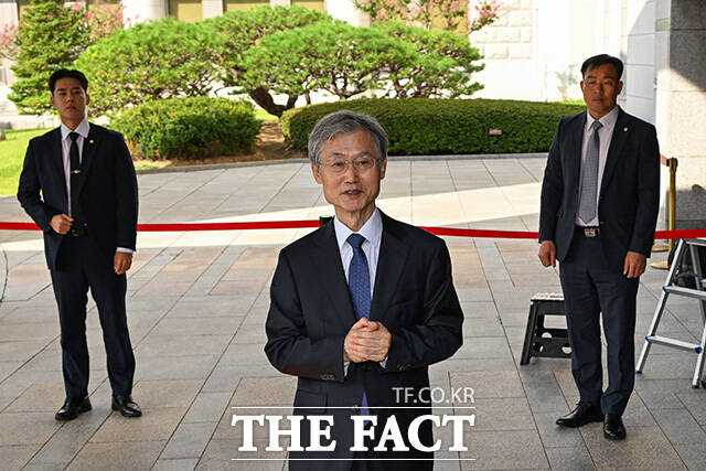 조 대법원장이 출근하고 있다.