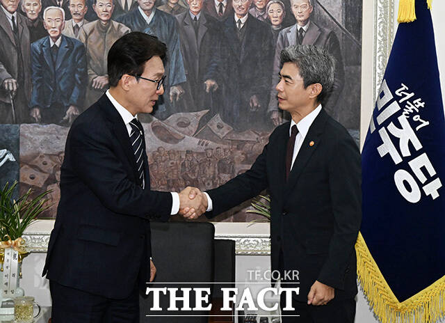 강신철 신임 국방부장관 만나 대화 나누는 김민석 대표(오른쪽). /국회사진기자단