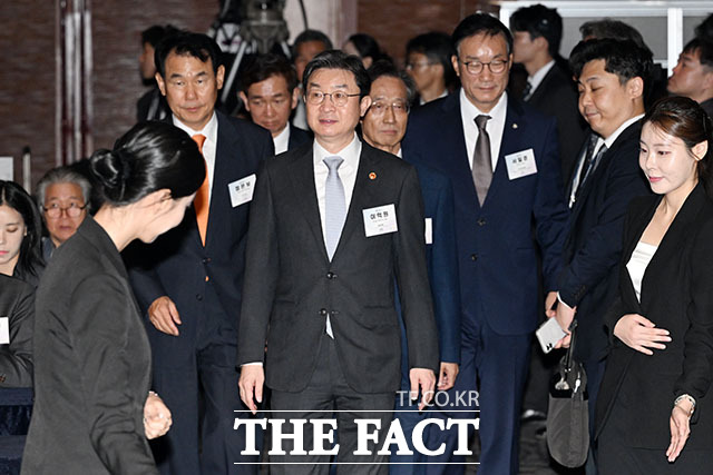 이억원 금융위원장(가운데)과 정은보 한국거래소 이사장을 포함한 내빈들이 코리아 프리미엄 위크 개막식에 참석하고 있다.
