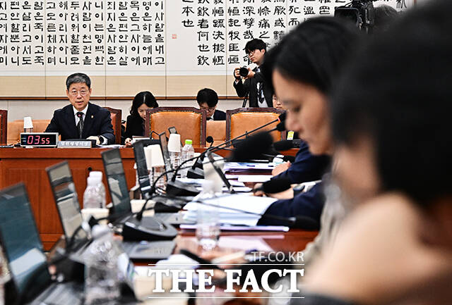 노경필 법원행정처장이 28일 오후 서울 여의도 국회에서 열린 법제사법위원회 전체회의에 출석해 질의에 답변을 하고 있다. /국회=배정한 기자