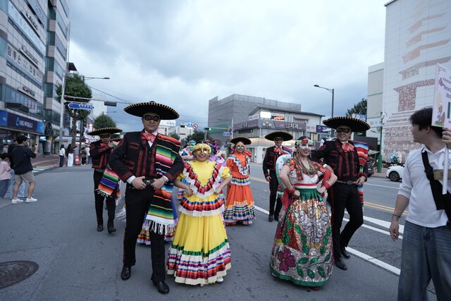 축제장과 원도심을 잇는 글로벌 마스크 퍼레이드에 외국인이 참여하고 있다. /안동시
