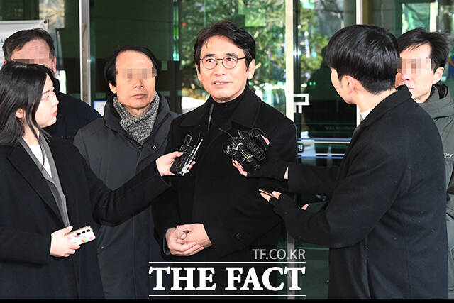 김민석 더불어민주당 대표가 최근 이재명 대통령을 향해 비판을 이어가고 있는 유시민 작가에 대한 당 차원의 법적 대응 가능성을 묻는 질문에 