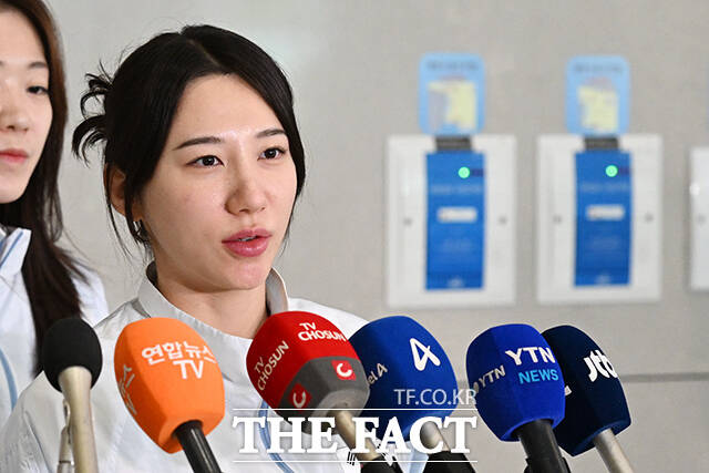 2026 아이치·나고야 아시안게임 펜싱 여자 사브르 대표팀 최세빈과 전하영, 서지연, 김정미(왼쪽부터)가 28일 오전 인천국제공항을 통해 귀국해 취재진의 질의에 답하고 있다. /인천국제공항=김성렬 기자