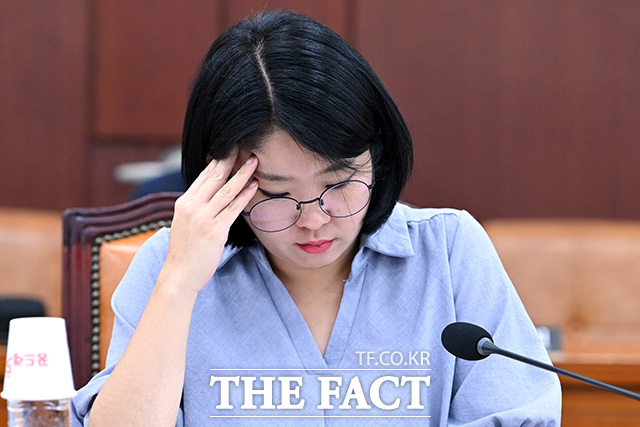 행안위 전체회의 참석한 용혜인 기본소득당 의원.