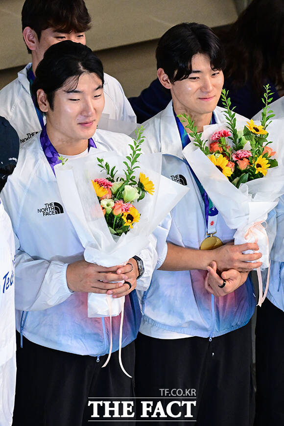 인터뷰 앞두고 이번 경기 승리의 주역인 곽빈(왼쪽), 김도영이 미소짓고 있는 모습.