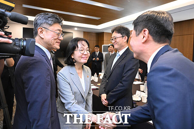 인사 나누는 송 위원장과 통신 3사 대표들.
