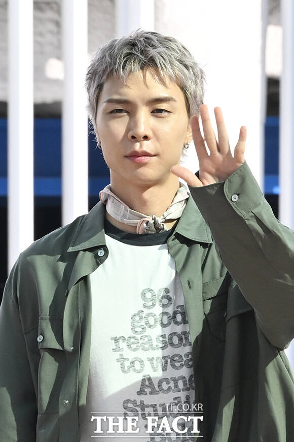 그룹 NCT 쟈니가 28일 오전 '아크네 스튜디오 SS27 파리 쇼' 참석을 위해 인천국제공항에 도착해 프랑스 파리 출국을 앞두고 취재진과 팬들에게 포즈를 취하고 있다. /인천국제공항=김성렬 기자
