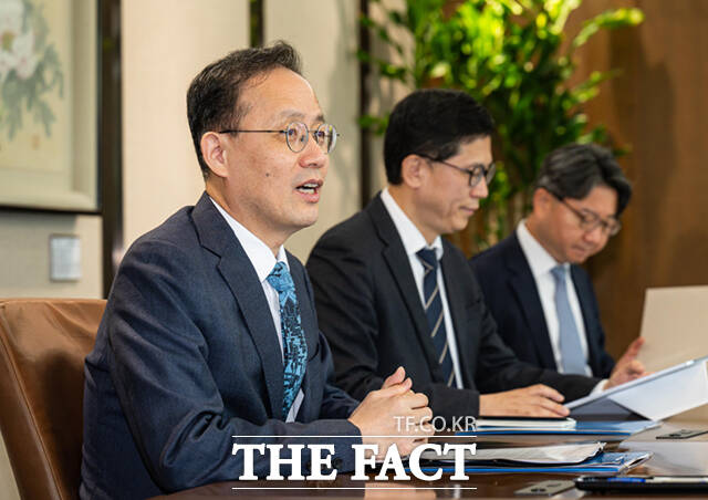 이형일 부총리 겸 재정경제부 장관(왼쪽)이 28일 서울 중구 한국은행 본점을 방문해 신현송 한국은행 총재와 면담하고 있다.