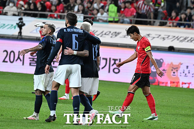 [더팩트ㅣ서울월드컵경기장=박헌우 기자] 대한민국과 우루과이의 축구 국가대표팀 평가전이 28일 오후 서울 마포구 서울월드컵경기장에서 열린 가운데 손흥민이 고개를 숙이고 있다. /서울월드컵경기장=박헌우 기자
