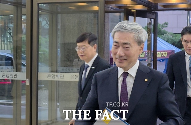 신현송 한국은행 총재가 28일 오후 6시 서울 중구 은행연합회에서 은행장 간담회를 위해 입장하고 있다. /중구=이선영 기자