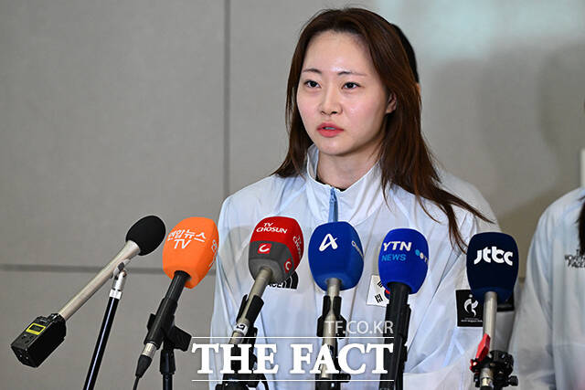 2026 아이치·나고야 아시안게임 펜싱 여자 사브르 대표팀 최세빈과 전하영, 서지연, 김정미(왼쪽부터)가 28일 오전 인천국제공항을 통해 귀국해 취재진의 질의에 답하고 있다. /인천국제공항=김성렬 기자