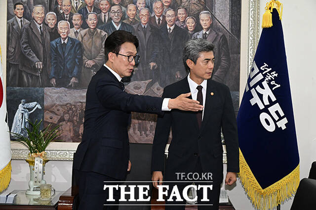 강신철 신임 국방부장관 만나 대화 나누는 김민석 대표(오른쪽). /국회사진기자단