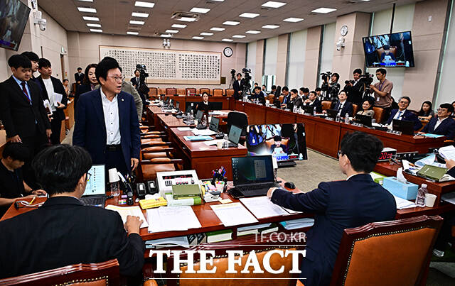 회의장 떠나는 박형수 법사위 야당 간사를 비롯한 국민의힘 의원들.