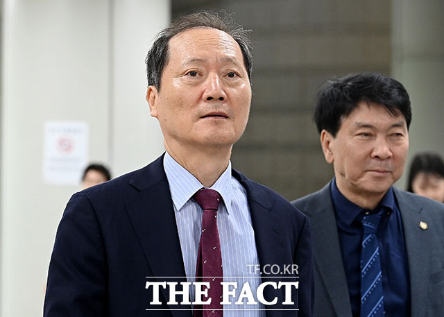 국회증언감정법 위반 혐의로 기소된 이완규 전 법제처장이 지난 6월 서울 서초구 서울중앙지법에서 열린 1심 선고 공판에 출석하고 있다. /서예원 기자