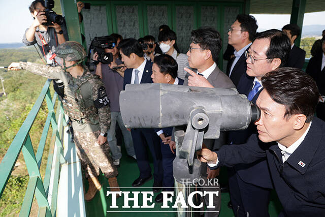 지뢰폭발 사고가 발생한 25사단 전망대에서 지뢰탐지기 등을 살펴보는 김민석 대표(오른쪽)와 국방위원들. /연천=국회사진기자단