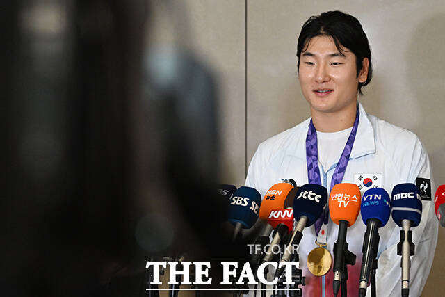 일본과의 결승에서 111구 역투를 펼친 곽빈이 인터뷰 하고 있다.