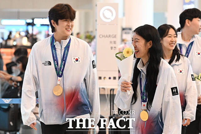환한 웃음 보이는 류은희(왼쪽)와 이연경.