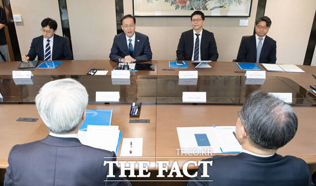 이형일 부총리 겸 재정경제부 장관(왼쪽)이 28일 서울 중구 한국은행 본점을 방문해 신현송 한국은행 총재와 면담하고 있다.