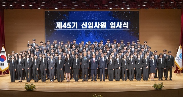 28일 충남 보령 한국중부발전본사에서 열린 ‘2026년 제2차 신입사원 입사식’에서 신입직원 등이 기념촬영을 하고 있다. /한국중부발전