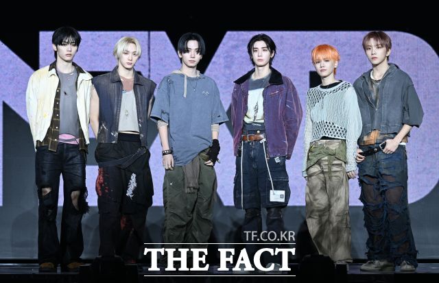 'HOME: DELUXE'에는 일렉트로 펑크 장르의 타이틀곡 'ANIMAL'을 포함해 총 14개 트랙이 수록된다./더팩트DB