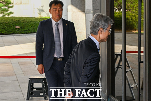 조 대법원장이 출근하고 있다.