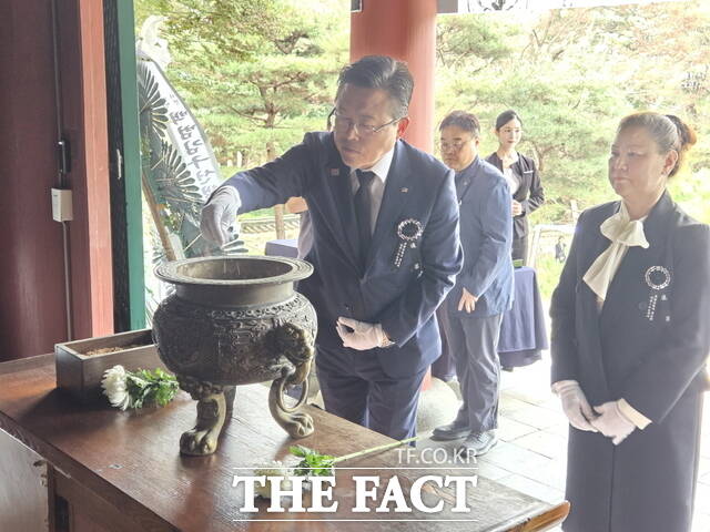 장기수 천안시장과 유혜경 유관순열사 한국기념사업회 회장이 유관순 열사 순국 106주기 추모제에서 헌화와 분향을 하고 있다. /정효기 기자