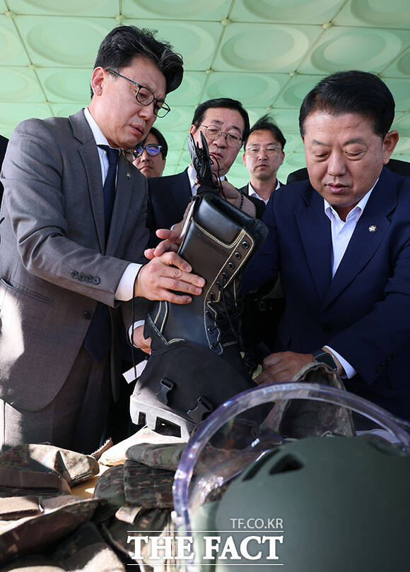 지뢰폭발 사고가 발생한 25사단 전망대에서 지뢰탐지기 등을 살펴보는 김민석 대표(오른쪽)와 국방위원들. /연천=국회사진기자단