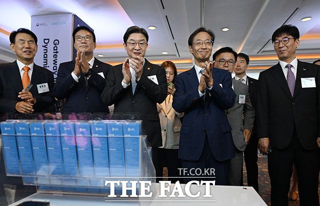 이억원 금융위원장(오른쪽 두 번째)과 정은보 한국거래소 이사장을 포함한 내빈들이 28일 오전 서울 중구 소공동 롯데호텔에서 열린 코리아 프리미엄 위크 개막식에서 홍보 부스를 둘러보고 있다. /서예원 기자