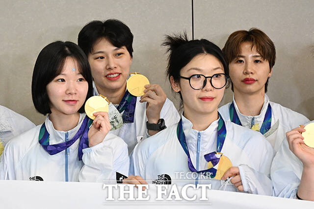 금메달과 미소와 함께 기념촬영하는 선수들.