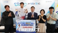  대전시 동구, 아시안게임 정구 단체전 동메달 김현수·양동훈 감독에게 포상 전달
