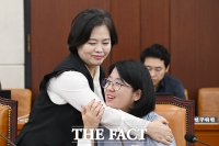  행안위 전체회의에서 용혜인 의원 안아주는 정춘생 의원 [TF사진관]