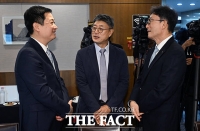  대화 나누는 통신 3사 대표들 [포토]