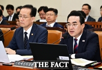  답변하는 박홍근 장관 [포토]