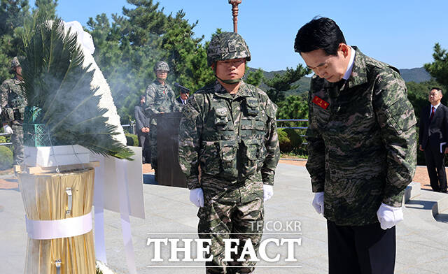 장동혁 국민의힘 대표가 29일 인천 백령도 해병대 제 6여단을 방문해 점심식사 전 장병들을 독려하고 있다. /국회사진기자단