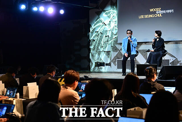 이날 이승철이 인터뷰에서 데뷔 40주년을 회고하며 눈시울을 붉히고 있다.