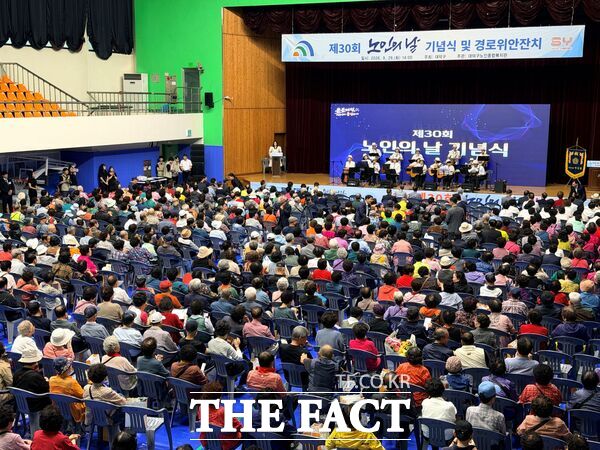 대전시 대덕구노인종합복지관이 29일 대덕문화체육관에서 어르신 1200여 명이 참석한 가운데 제30회 노인의 날 기념식 및 경로위안잔치’를 열었다. /대덕구노인종합복지관