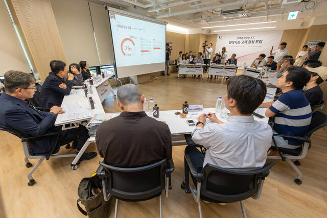 KT가 지난 28일 서울 마포구 프렙아카데미 공덕캠퍼스에서 '찾아가는 고객경청포럼'을 열고 외소상공인 고객과 소통하고 있다. /KT