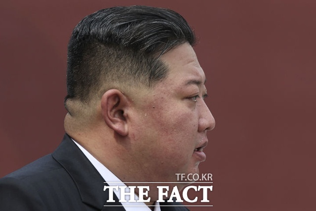 북한 외무성은 29일 조선중앙통신에 ‘미국의 핵전파 행위의 진상과 그 위험성을 폭로하는 비망록’을 발표했다. 사진은 지난해 9월 3일(현지 시간) 중국 베이징 톈안먼 광장에서 열린 '중국 인민 항일 전쟁 및 세계 반파시스트 전쟁 승리(전승절)' 80주년 기념 열병식에 참석한 김 위원장 모습. /AP. 뉴시스.