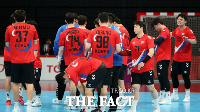 한국 남자 핸드볼 대표팀이 29일 일본 아이치현 이나자와 엔트리오에서 열린 2026 아이치·나고야 아시안게임 남자 핸드볼 동메달 결정전에서 일본에 32-37로 패했다. 사진은 전날 카타르와의 준결승전에서 2점 차로 패해 아쉬워하는 남자 핸드볼 대표팀. /이나자와=뉴시스