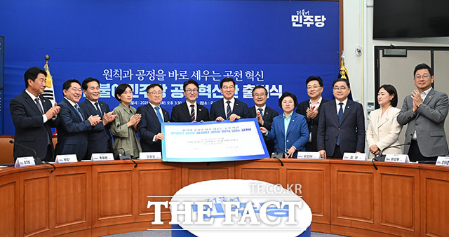 기념촬영하는 이광희 공천혁신단 부단장과 김 대표, 신정훈 단장(왼쪽 네 번째부터) 및 참석자들.