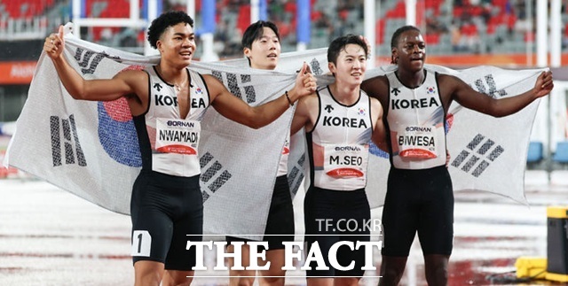 지난 28일 오후(현지 시간) 일본 나고야 미즈호 파크 육상경기장에서 열린 2026 아이치·나고야 아시안게임 육상 남자 400m 계주 결승, 동메달을 차지한 대한민국 나마디 조엘진, 비웨사 다니엘 가사마, 이재성, 서민준이 기념촬영 하고 있다. /뉴시스