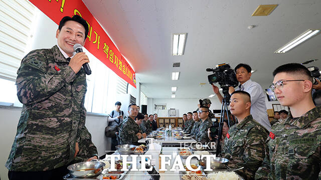장동혁 국민의힘 대표가 29일 인천 백령도 해병대 제 6여단을 방문해 점심식사 전 장병들을 독려하고 있다. /국회사진기자단
