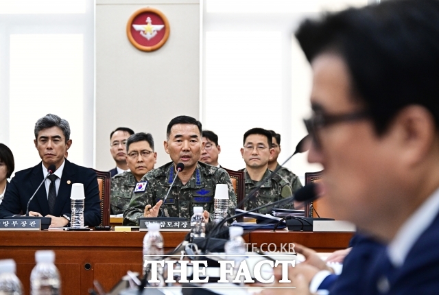 여야는 북한의 지뢰 매설을 한목소리로 규탄했지만 후속 조치를 두고 공방을 벌였다. 사진은 진영승 합동참모의장이 29일 국회에서 열린 국방위원회 전체회의에 출석해 질의에 답변하는 모습이다. /배정한 기자